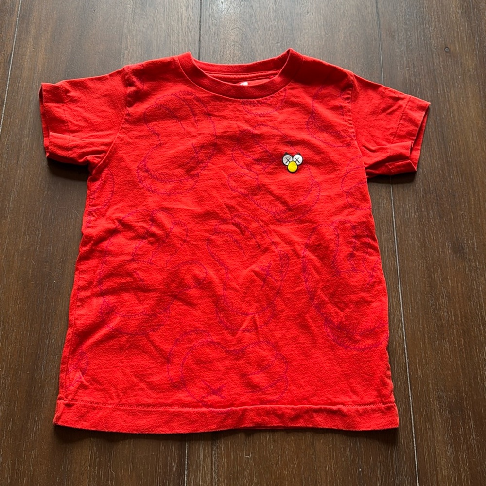 Size 5-6 Uniqlo Kaws Elmo Limited Edition Collectible Cotton Tee